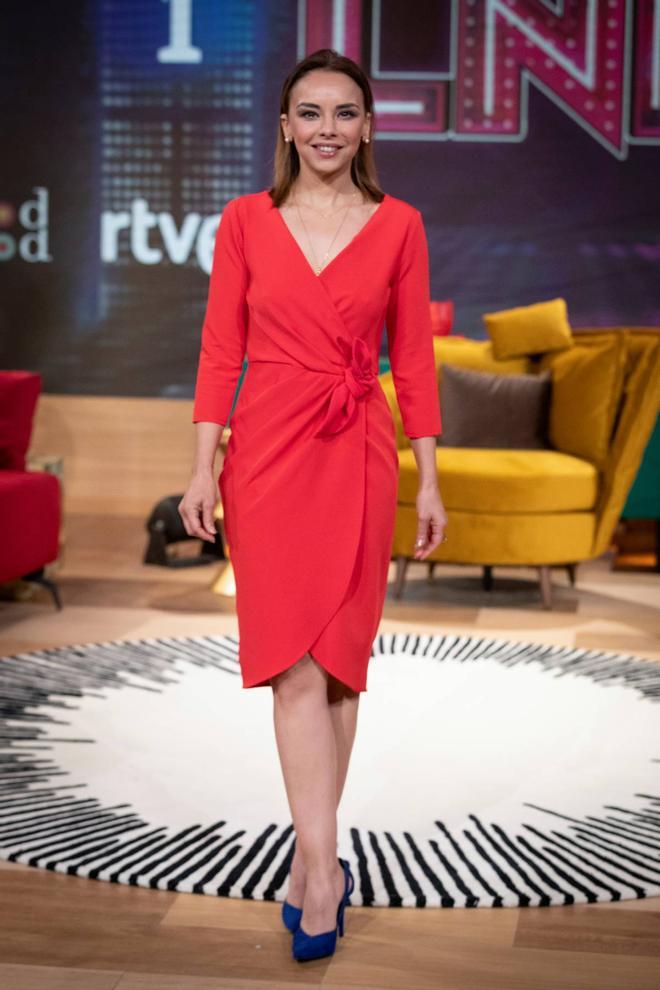 Chenoa con vestido rojo tipo wrap