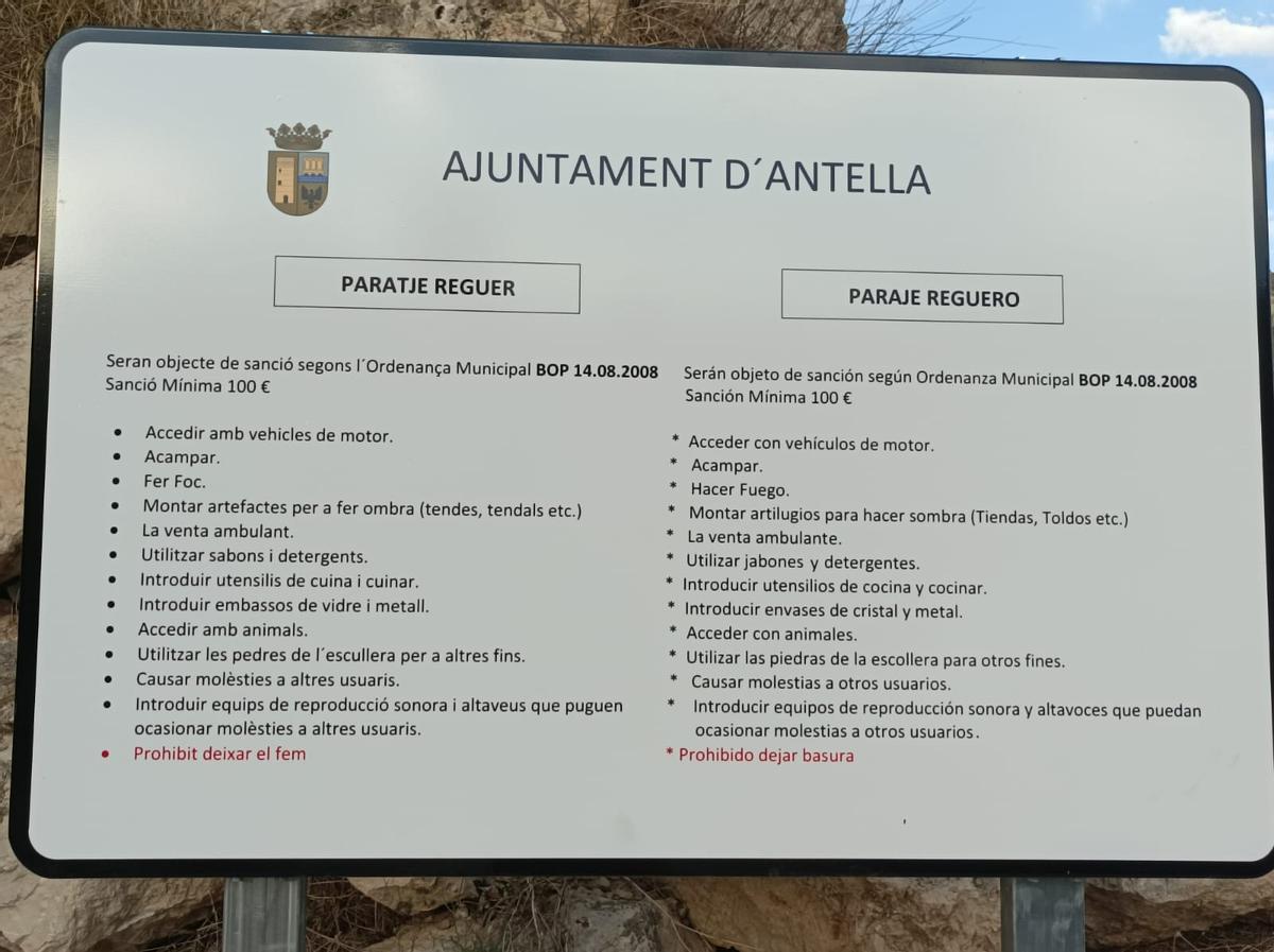 Cartel informativo de las conductas prohibidas instalado por el Ayuntamiento de Antella.