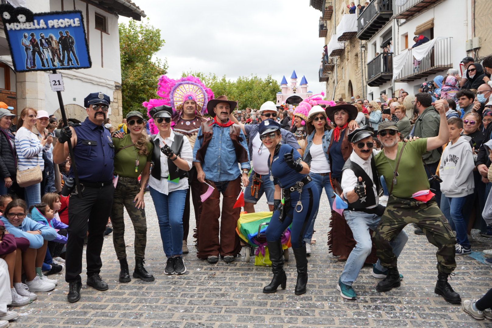 Batalla de confeti y desfile de carrozas en el Anunci de Morella