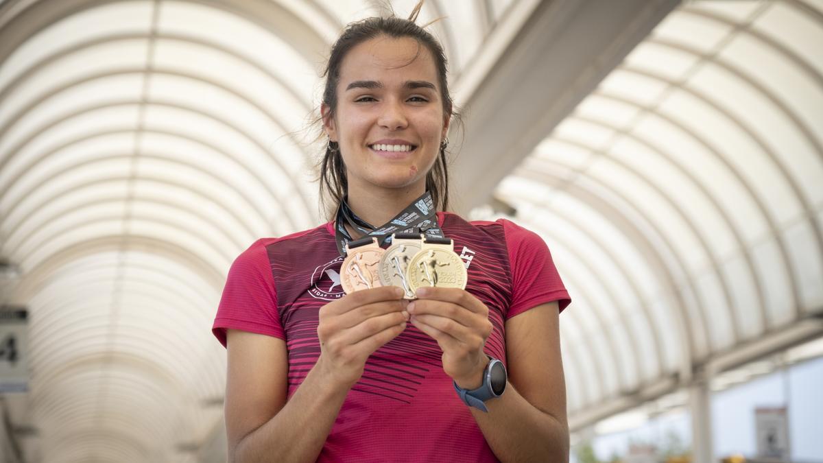 Núria Tarragó llueix les tres medalles dels Mundials