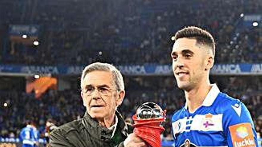 Arriba, imagen del aspecto de Riazor antes de empezar el partido; a la izquierda Sabin Merino recibe su trofeo; abajo, los primeros disfraces del Entroido y José Luis Martí.