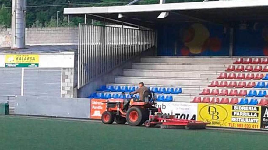 Un operario realiza tareas de mantenimiento en el sintético de Ganzábal