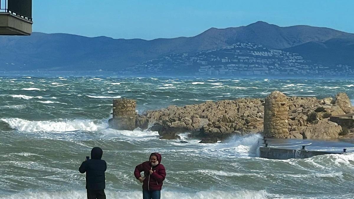 L'Escala, encarada a mar, és und els paisatges simbòlics de les tramuntanades.