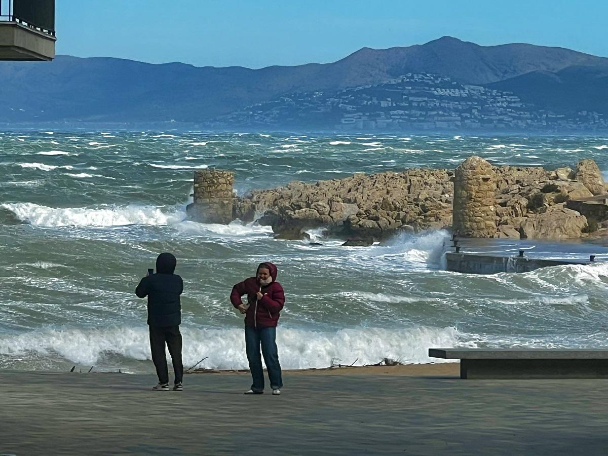 L'Escala, encarada a mar, és und els paisatges simbòlics de les tramuntanades.