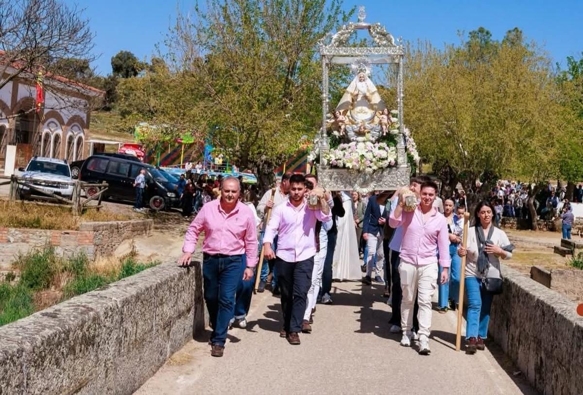 Los Quintos procesionan a la Virgen de Piedrasantas en Pedroche
