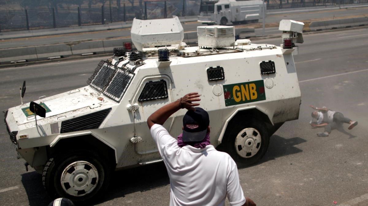 Al menos una persona ha resultado atropellada por una tanqueta de los antidisturbios de la Guardia Nacional Bolivariana durante los intentos de dispersar a los manifestantes.