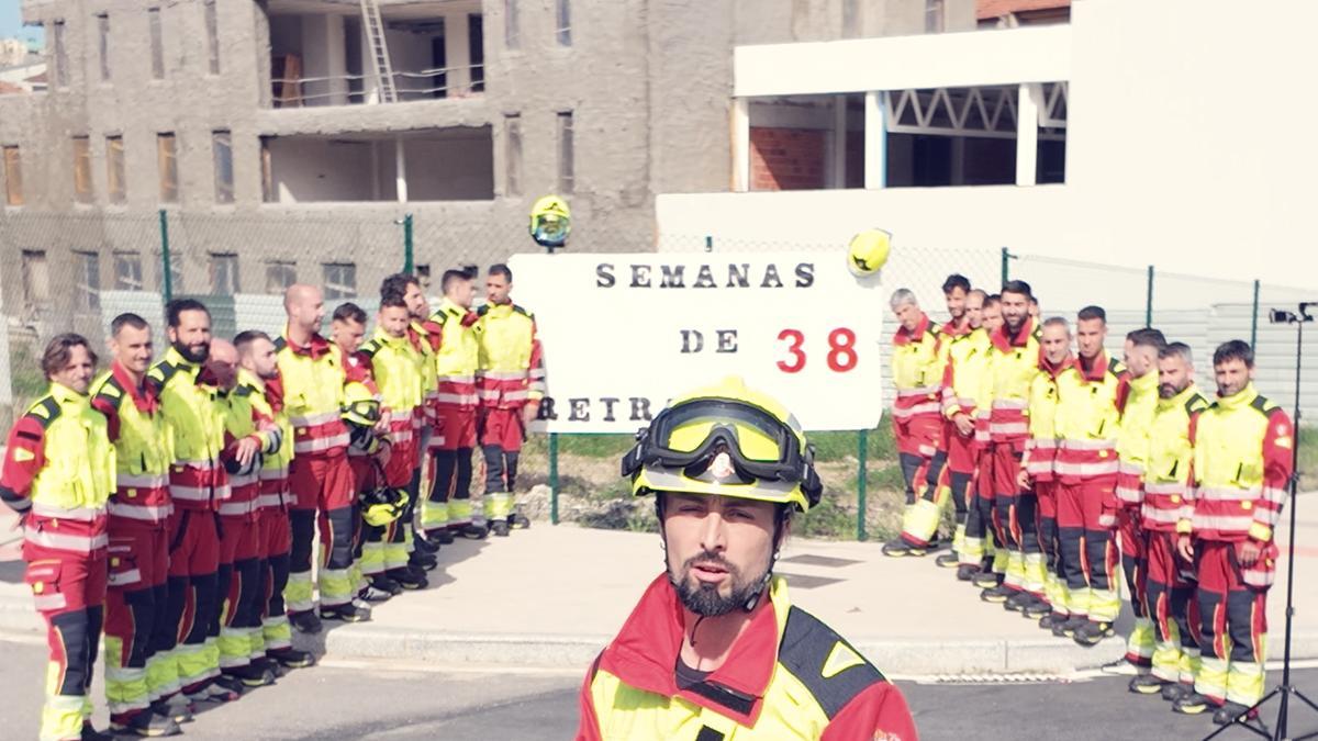 Protesta de los bomberos ante el futuro parque de Esturáns.