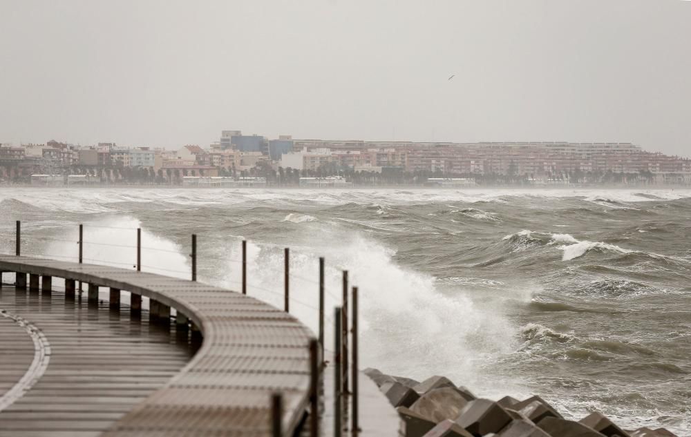 Temporal en el espigón de la Marina del Puerto de Valencia.