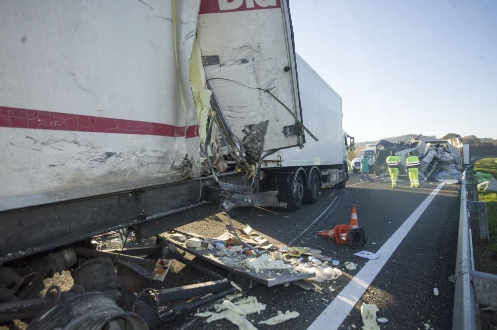 La AP-9 cortada en Abegondo al chocar dos camiones