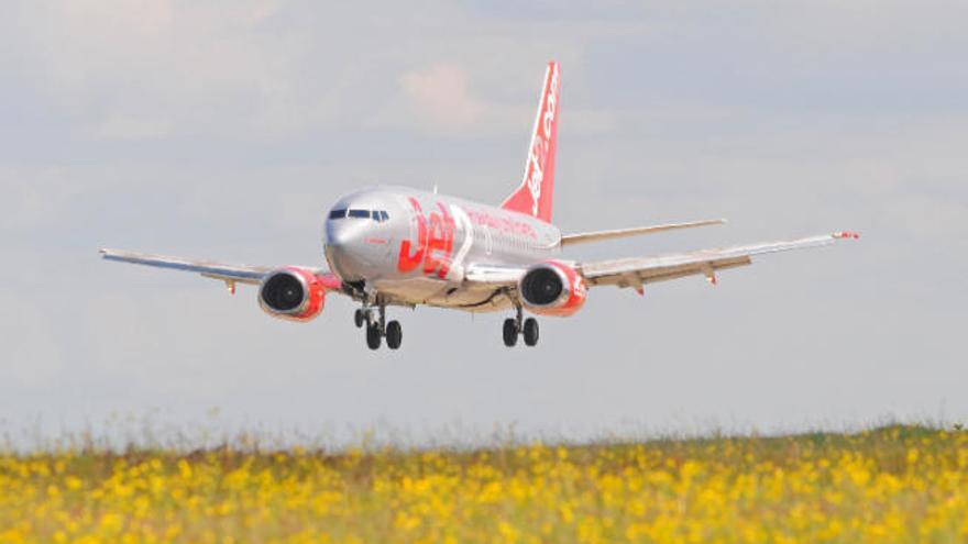 Un avión de Jet2.com en un instante de la maniobra de aterrizaje.