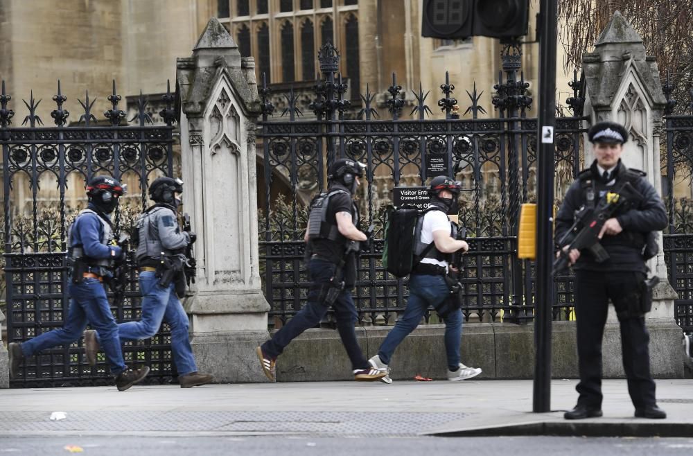 Tiroteig i apunyalament davant el Parlament britànic