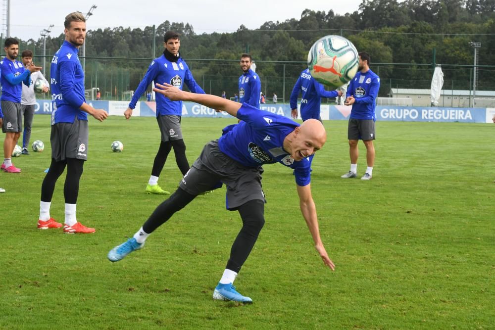 El entrenador deportivista recupera a Gaku y Lampropoulos, que regresaron de la concentración con sus selecicones. Koné ya se entrenó con el grupo.