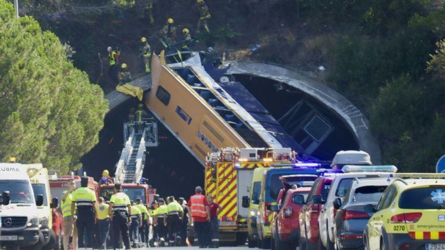 L'autobús que ha bolcat a l'entrada d'un túnel a la C-32 al Maresme