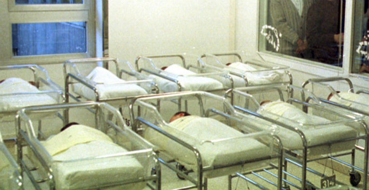 Bebés recién nacidos, en la ’nurseria’ de un hospital de Barcelona.