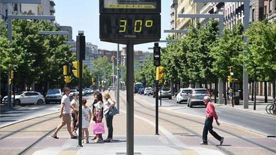 Cielo poco nuboso o despejado salvo nubes bajas en la divisoria del Pirineo