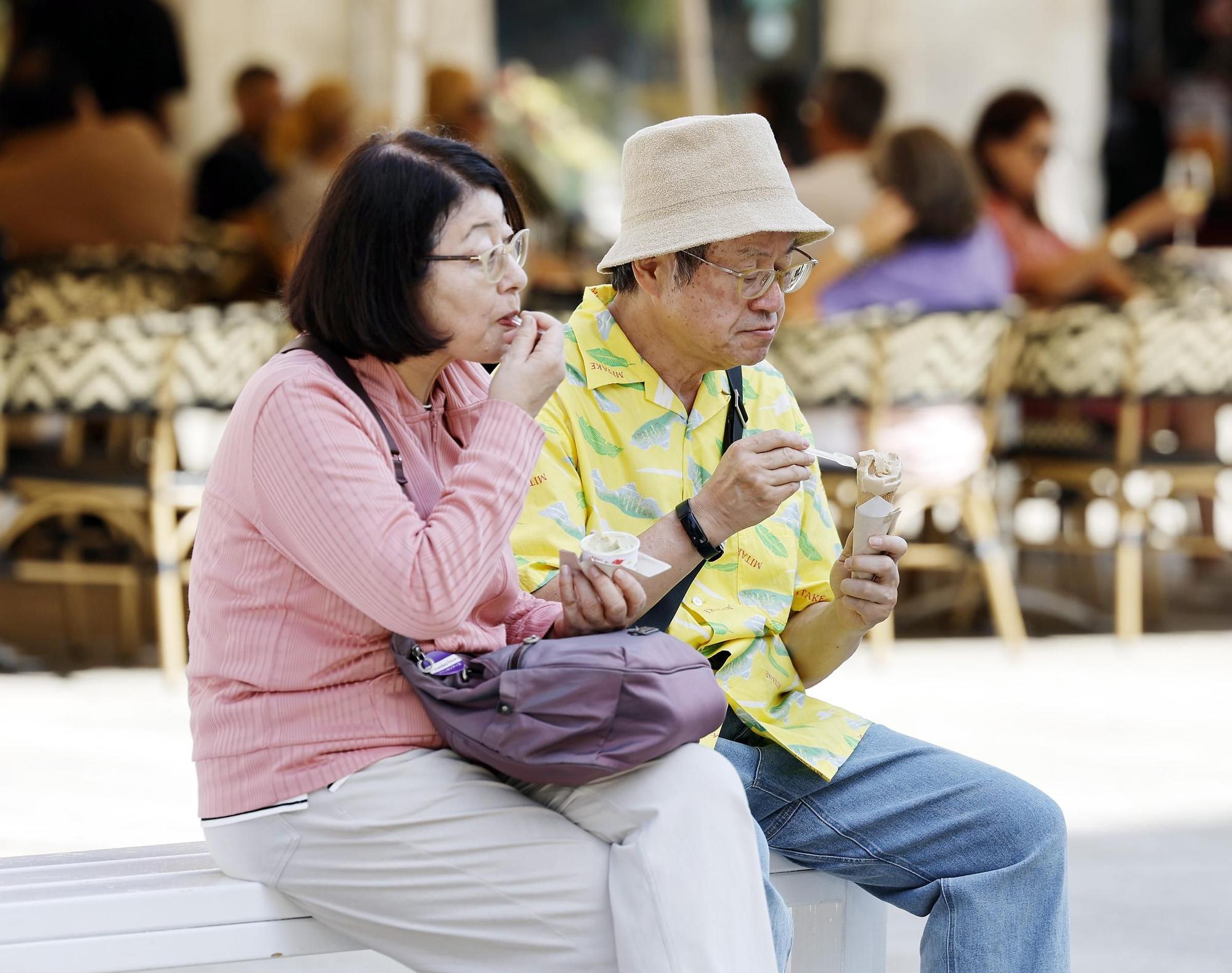 Visitantes y cruceristas del Island Sky y Costa Favolosa animaron un Vigo soleado