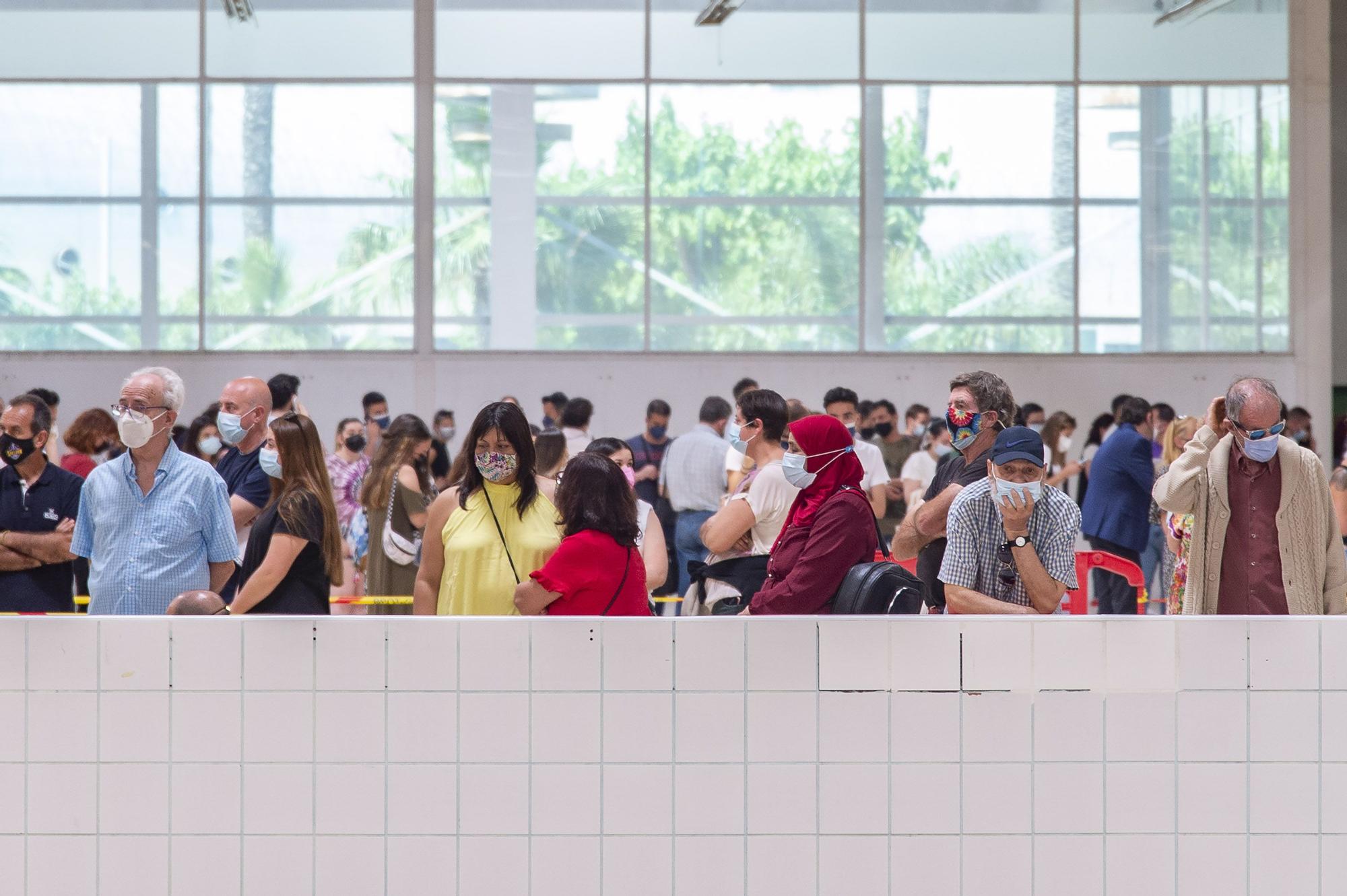 Segundo día de vacunaciones y retrasos en el Centro Comercial La Rambla