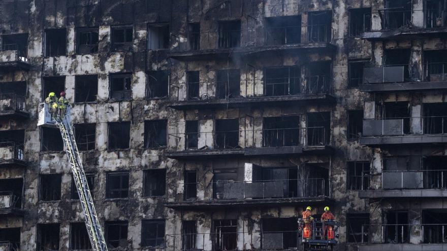 Los bomberos trabajan en el incendio en el barrio de Campanar