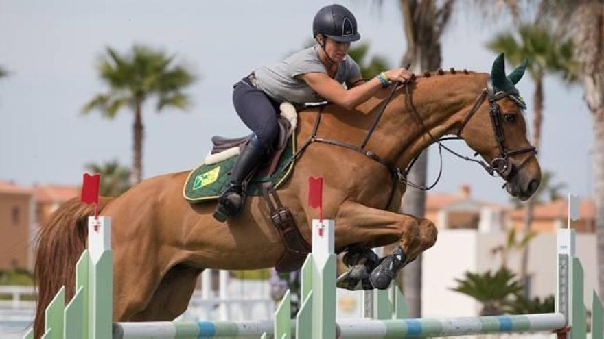 La amazona británica Watson gana la prueba de caballos de 7 años en Oliva