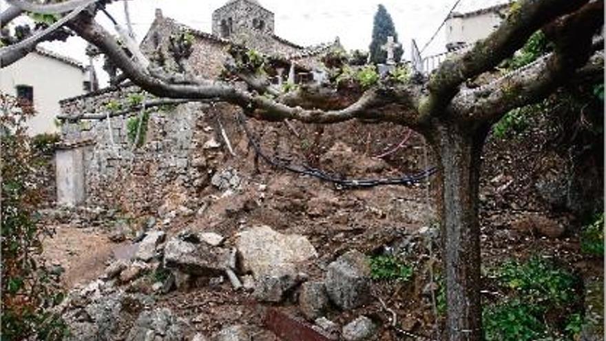 Imatge del passat abril amb el mur ensorrat en primer pla.