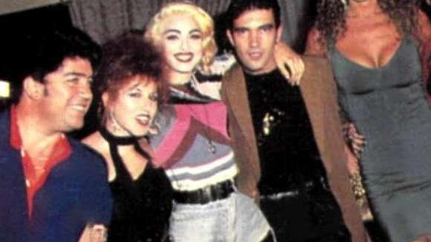 Pedro Almodóvar, Loles León, Madonna, Antonio Banderas y Bibiana Fernández, en la fiesta de 1990.