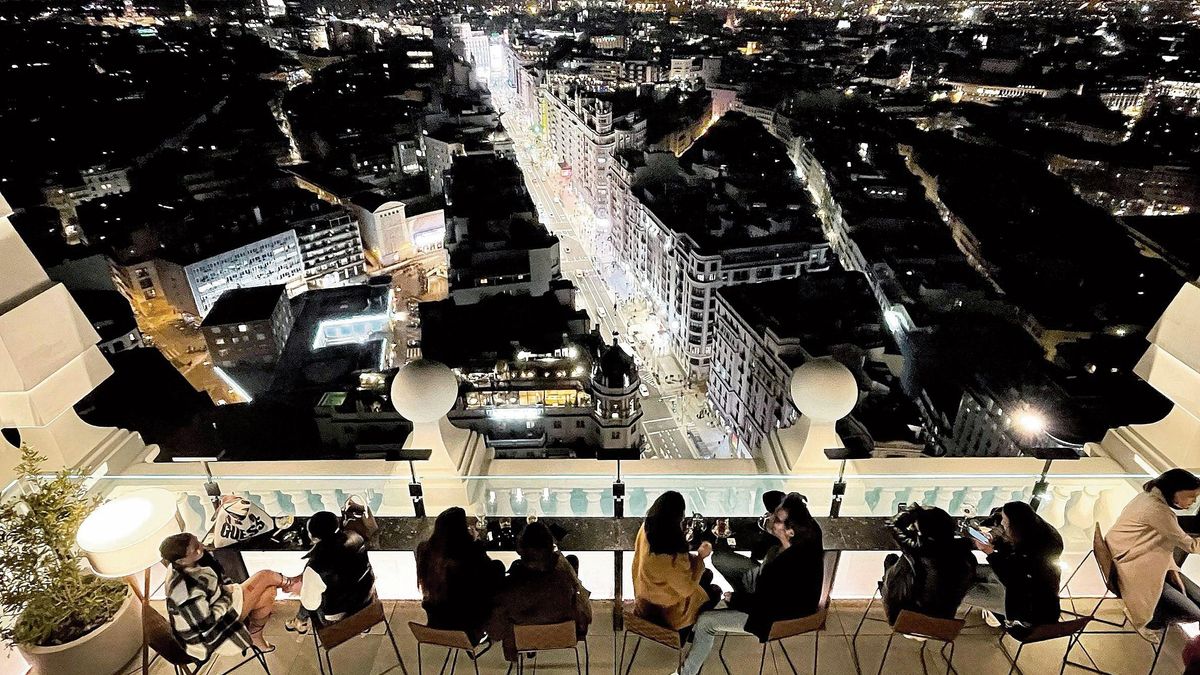 Madrid se dispara. Grupo de turistas beben en la terraza de uno de los nuevos hoteles de lujo de la Gran Vía