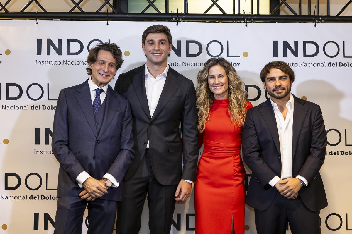 El profesor José Remohí junto a los socios fundadores de Indol, David Remohí Balanzá, Sandra Alonso Sal y José Luis Alonso Pérez.