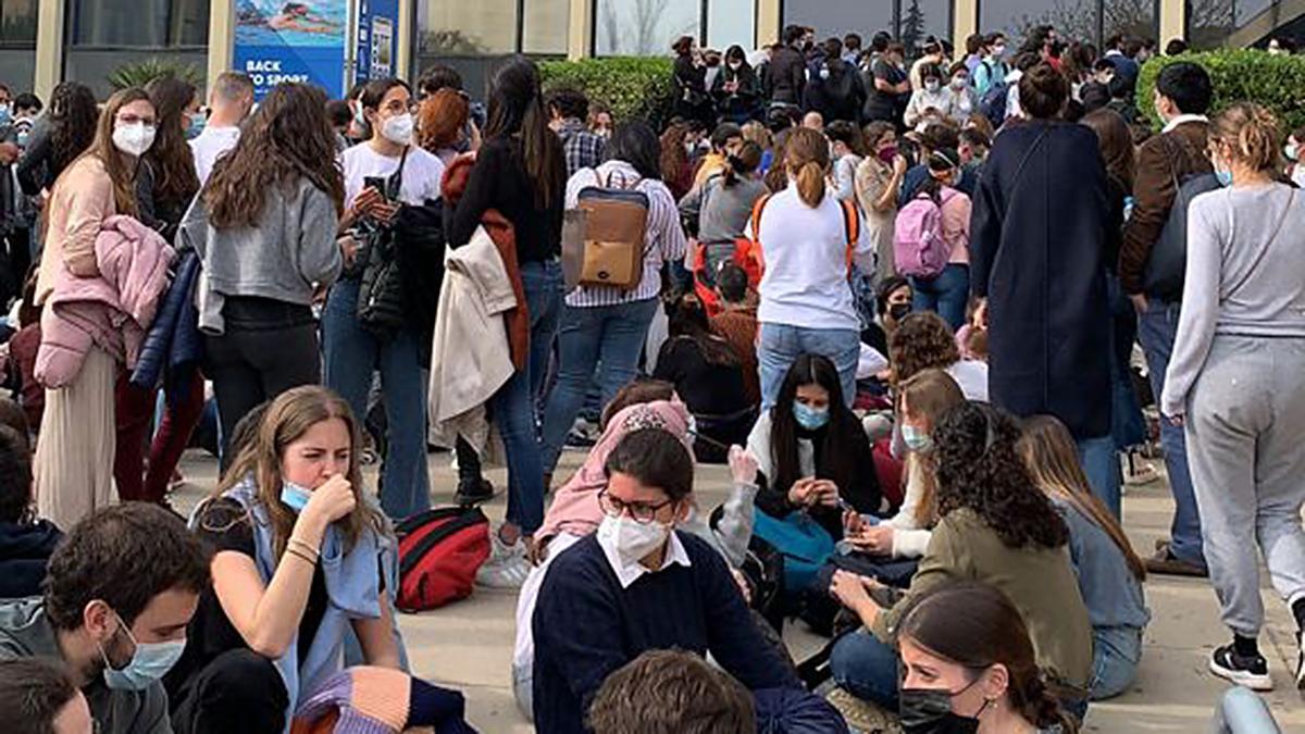 Aglomeraciones en la puerta de la Facultad de Economía y Empresa, para el examen MIR.