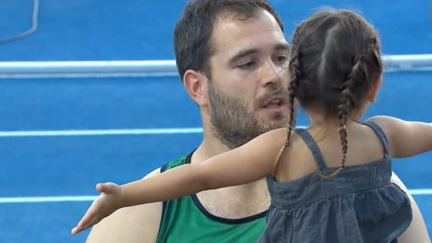 Javier Cienfuegos se dispone a abrazar a su hija Lola tras su victoria.