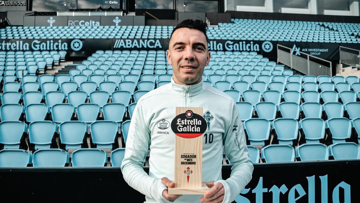 Aspas sostiene el premio Estrella Galicia al mejor jugador del Celta en el mes de diciembre.