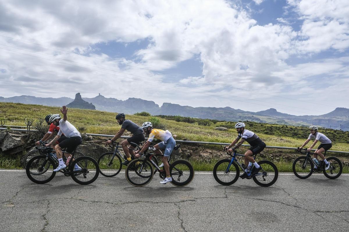 Un grupo de ciclistas, por la Vega de Acusa.