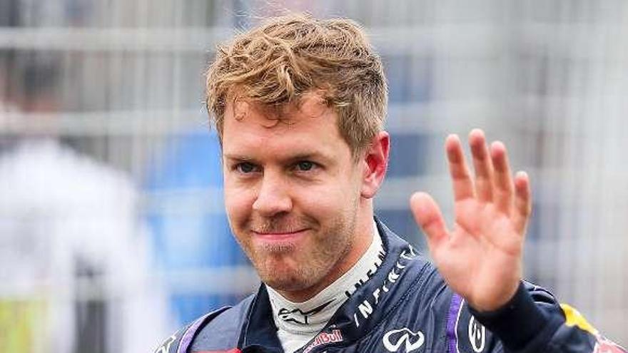 Vettel saluda a la conclusión de la carrera en Australia. // Efe