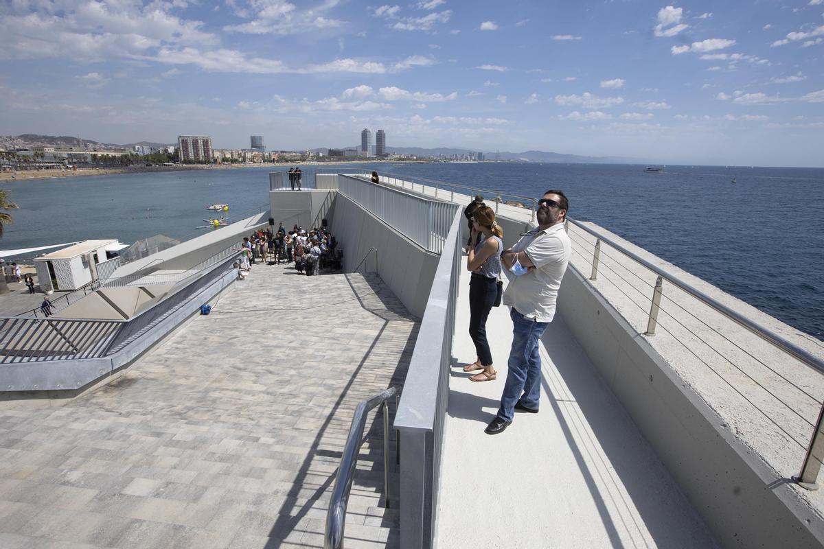 Barcelona estrena mirador y escaleras en la playa de Sant Sebastià