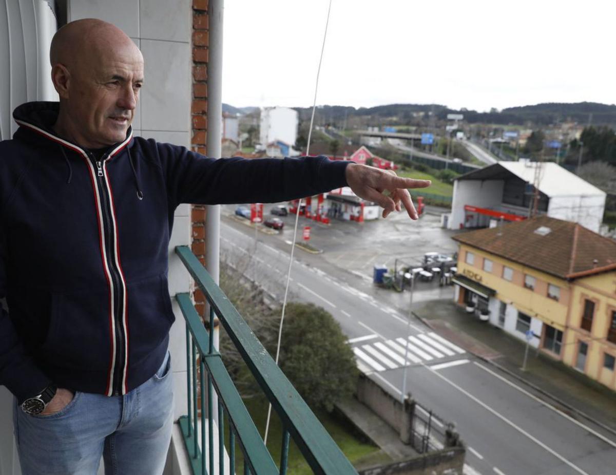 A la izquierda, Bernardo Duarte, en la ventana de su domicilio. A la derecha, la autopista, a su paso por Trasona, con el nuevo asfalto.