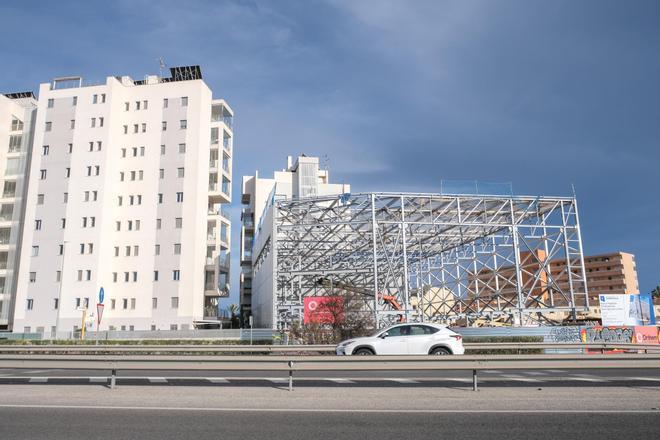 Así de "pegado" está el nuevo polideportivo de La Mata a un edificio de apartamentos