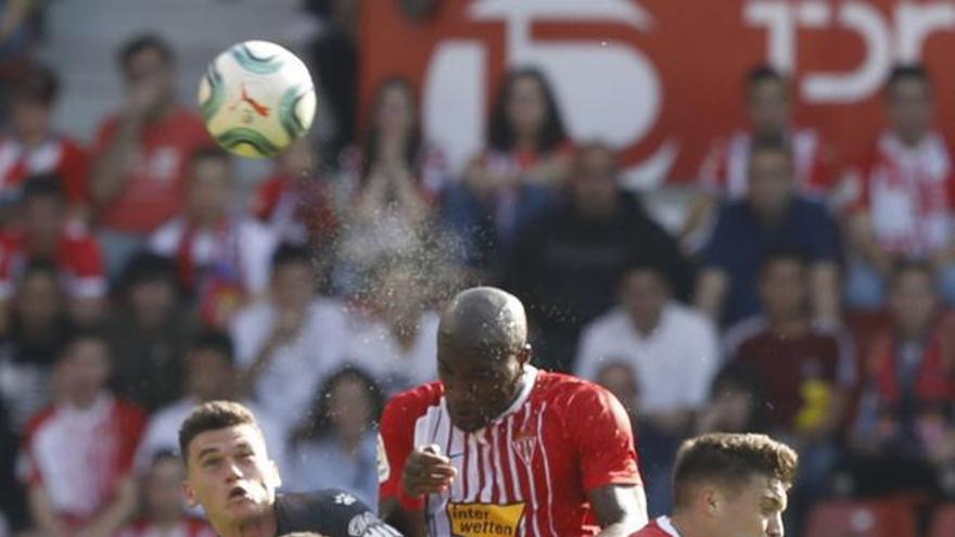 Babin pugna por un balón en el partido ante el Alcorcón.