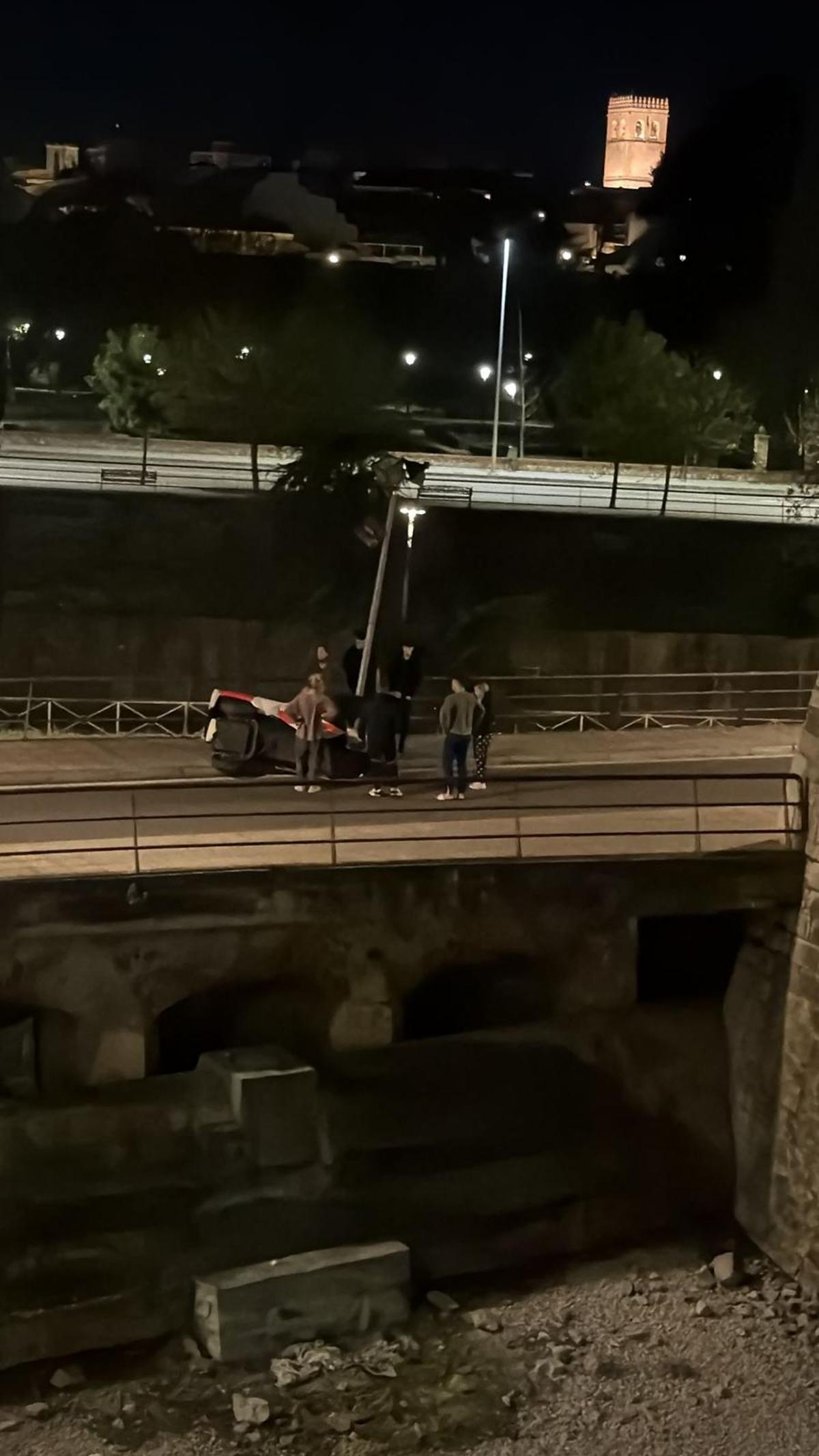 Fotografía del accidente que sufrió una joven al colisionar un Minit de alquiler contra una farola en San Roque (Badajoz).