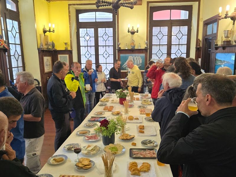 Asistentes a una gala organizada en el Real Club de Regatas de Galicia, cuya sede, en Vilagarcía, quiere destacar también por sus actividades socioculturales.
