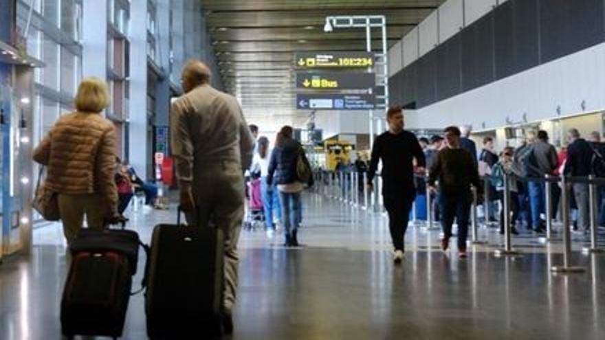 Passatgers a l&#039;interior d&#039;un aeroport