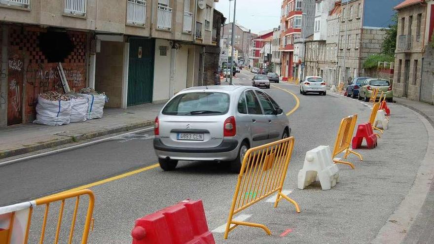 Unas vallas prohíben el aparcamiento en un tramo de la Avenida de Vigo a su paso por Chapela. // FdV