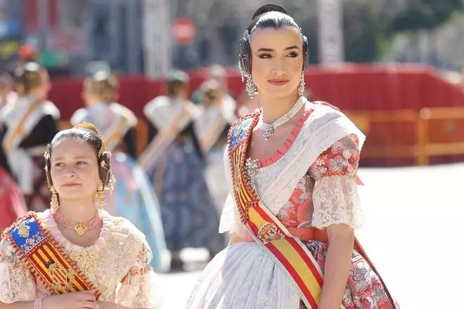 Así se ha vivido la mascletà de hoy, lunes 16, con la visita de Almeida y las víctimas de la dana en el balcón