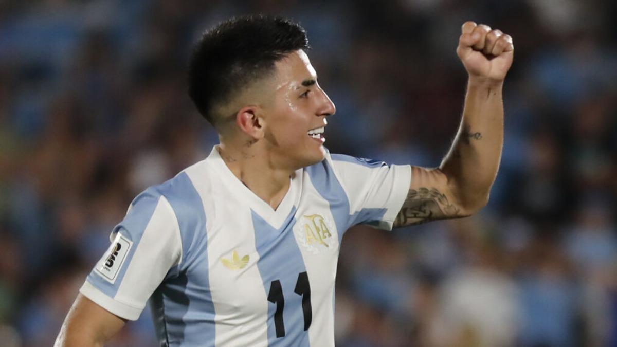 Thiago Almada celebra el gol que le dio la victoria a Argentina en Montevideo