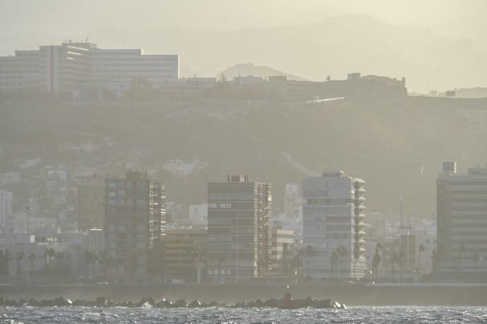 13-01-19 LAS PALMAS DE GRAN CANARIA. EL SEBADAL, PUERTO Y BARRIO DE LAS COLORADAS. LAS PALMAS DE GRAN CANARIA. METEOROLOGIA. Calima desde El Sebadal, el pueto y el Barrio de Las Coloradas.  Fotos: Juan Castro.  | 13/01/2020 | Fotógrafo: Juan Carlos Castro