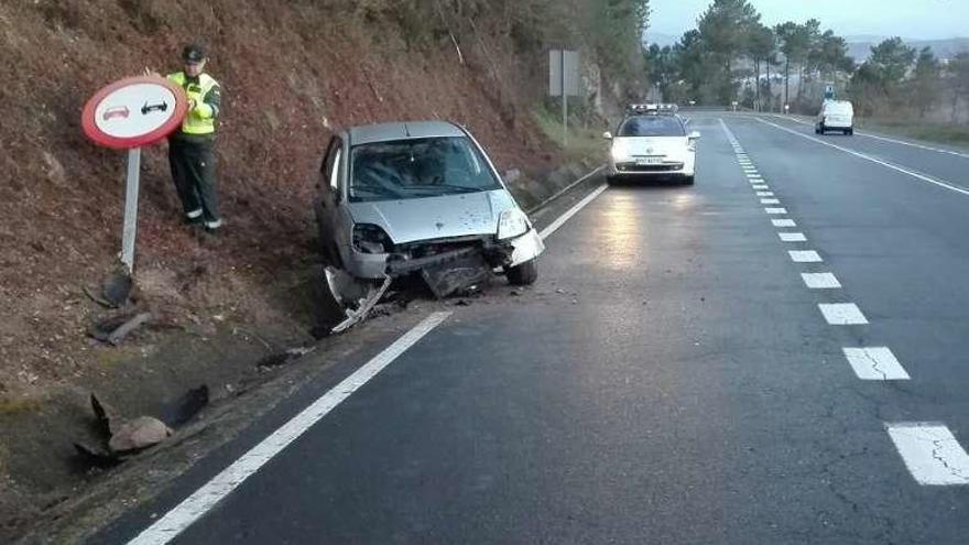 El vehículo de la joven accidentada ayer en la OU-531. // FdV