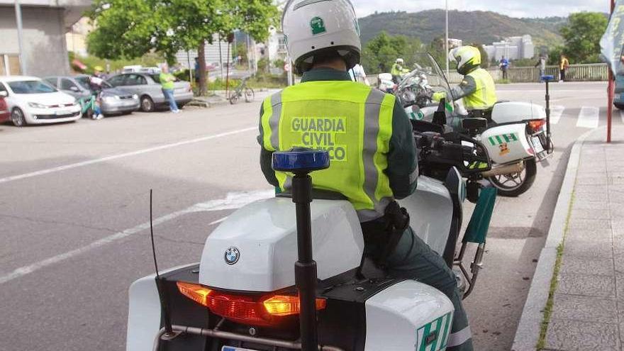 Dos motoristas de la Guardia Civil de Tráfico. // Iñaki Osorio