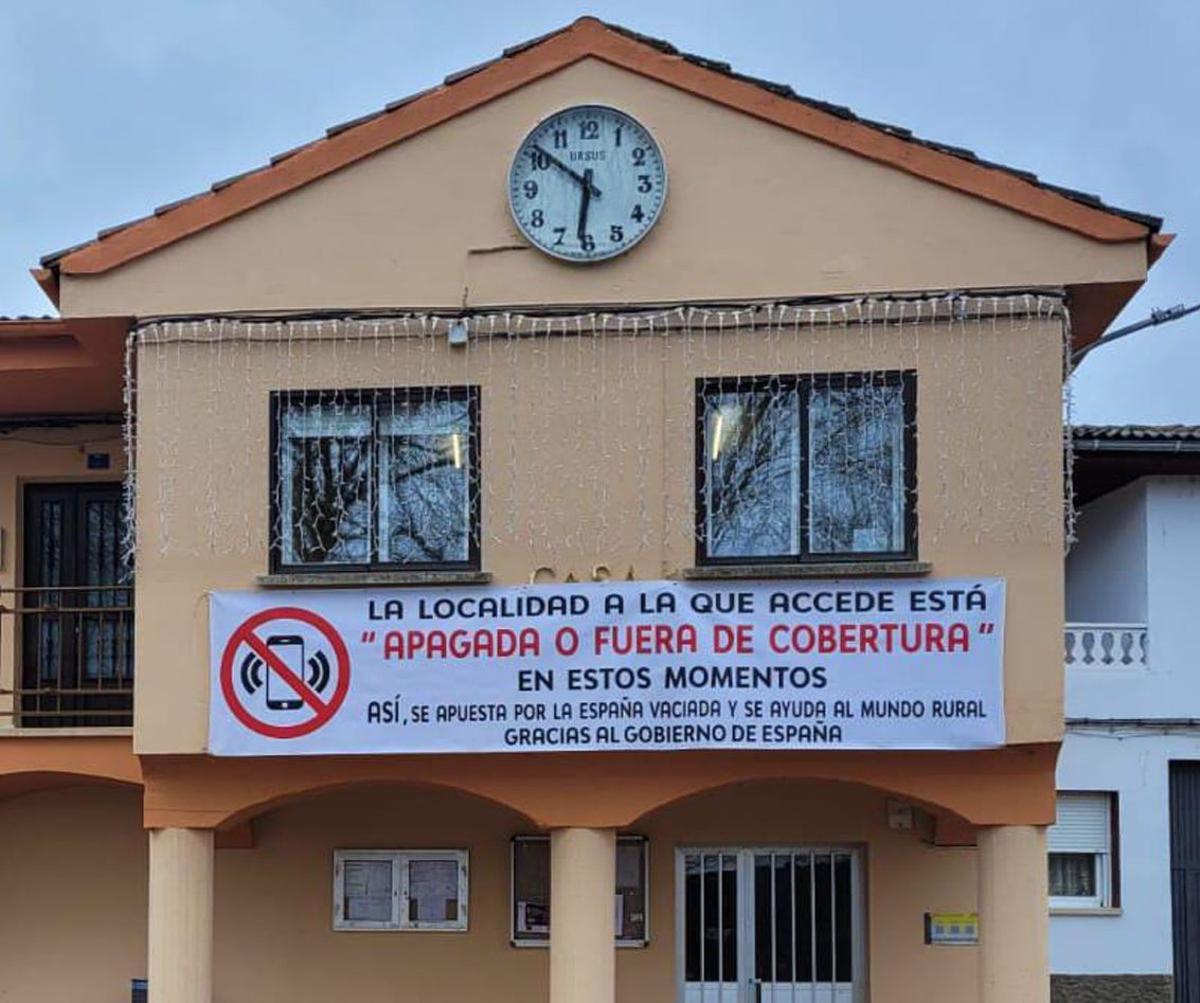 Ayuntamiento de San Vicente de la Cabeza con la pancarta reivindicativa de la cobertura. | CH. S.