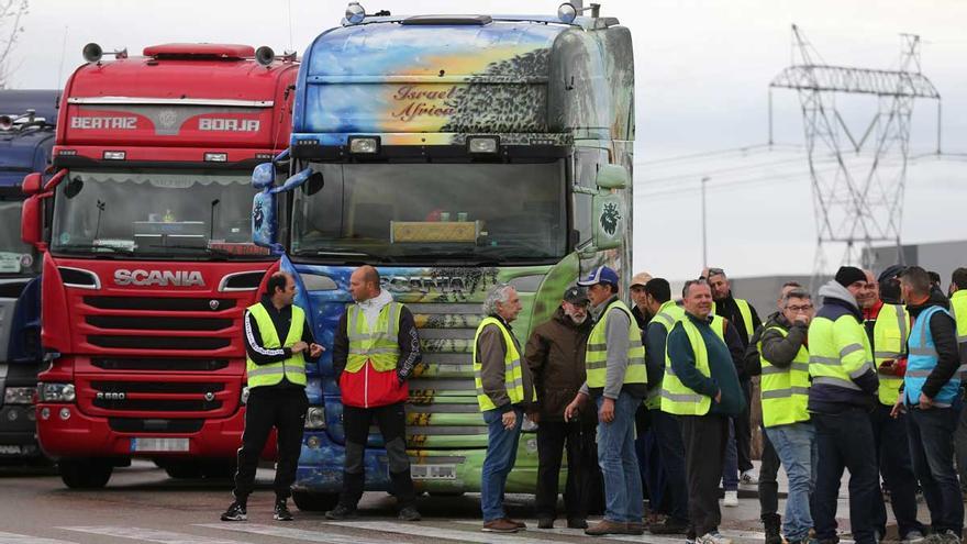 Huelga de transporte: el paro de los camioneros continúa pese a los 500 millones de ayuda al gasóleo