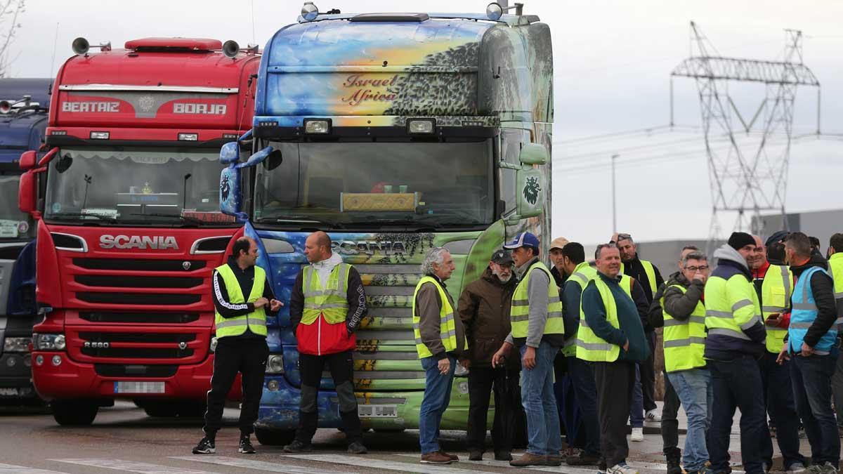 Transportistas en huelga en el polígono industrial Barral, en San Fernando de Henares, Madrid