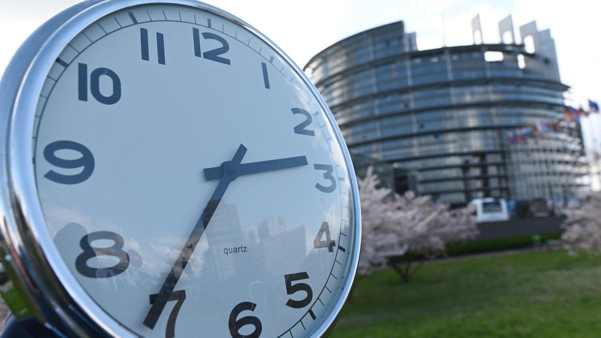 Un reloj frente al Parlamento Europeo en Estrasburgo, Francia