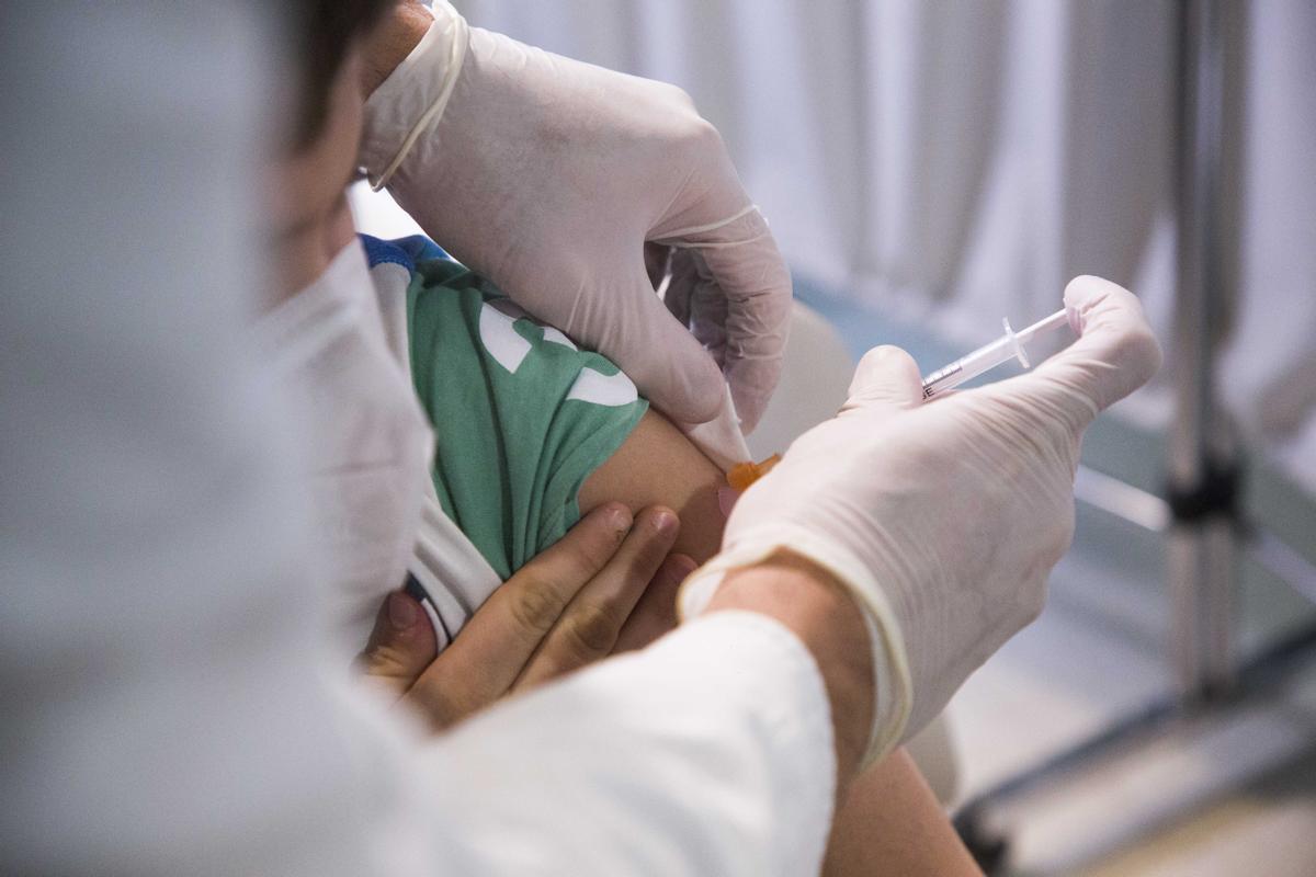 Niños y niñas se vacunan en el centro de salud Seminario (Zaragoza)